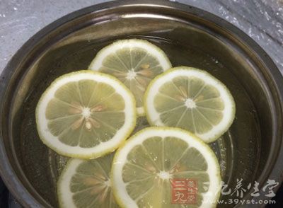 将柠檬汁搅汁，加糖水适量饮用