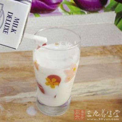 其中一个杯中加入牛奶