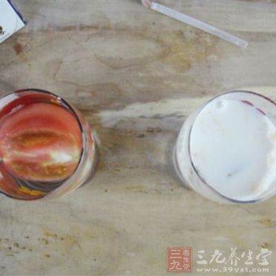 对比观察二者变化，牛奶杯中产生了絮状物