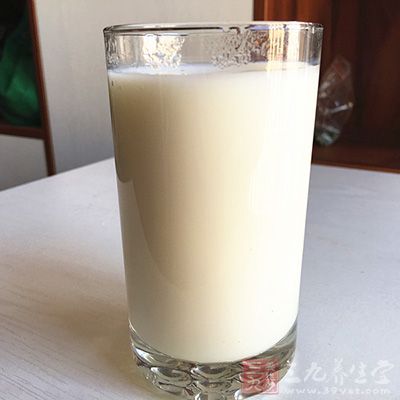 在喝牛奶前后1小时左右,不宜吃橘子 在喝牛奶前后1小时左右,不宜吃橘子