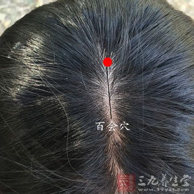 以百會(huì)穴為中心，以單手掌為著力點(diǎn)，做滿(mǎn)頭大幅度揉動(dòng)