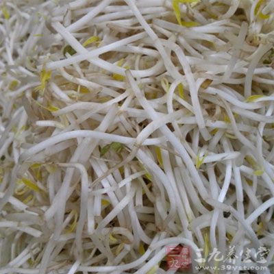 準(zhǔn)備食材：綠豆芽1把、黃瓜1根