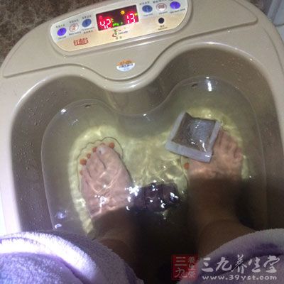 泡腳時間以30~45分鐘為宜，每天或隔天泡1次即可