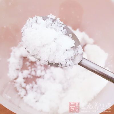 純牛奶200ml，白砂糖50g，雞蛋2個(gè)蛋黃，煉奶2勺，蜂蜜1勺