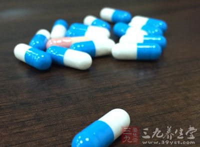 选用各种降脂药如他汀类等