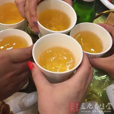 人們?cè)谑秤冒胧旎蛘呱氖澄飼r(shí)，會(huì)配著辣醬、芥末、酒等一起食用