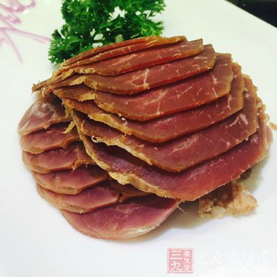 牛肉中脂肪含量很低，但却富含结合亚油酸