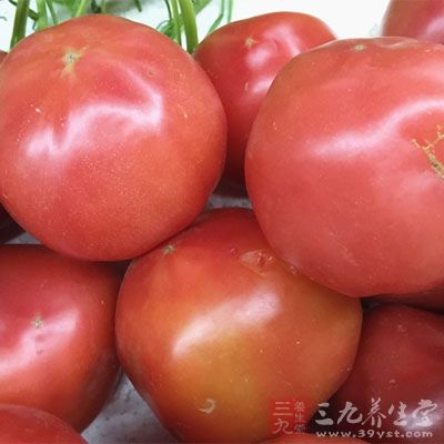 富含維生素K的食物如：苜蓿、菠菜、西紅柿等