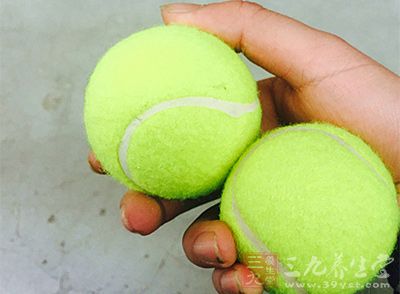 网球运动 为什么初学者经常抛不准球