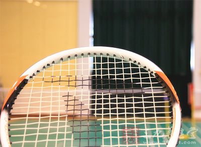 网球技巧 打网球时怎么控制发球的落点