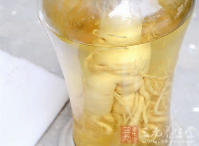 近这些年，老爷子喜欢上了泡药酒