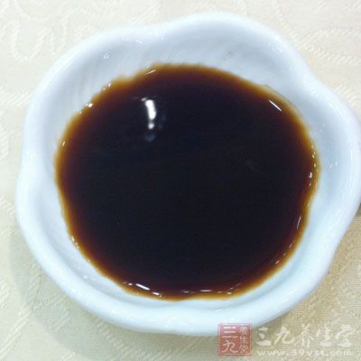 精瘦肉100克，雞腿菇400克，青紅椒各1個(gè)，蔥，姜，鹽，油，糖，醋，十三香作料