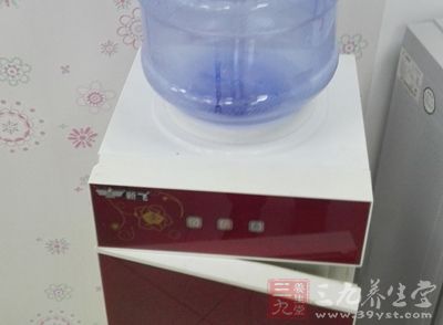 一般家庭用凈水機(jī)是主要利用過(guò)濾、滲透的原理