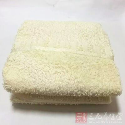 用干净毛巾或纱布，每日2～3次，每次15～30分钟