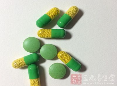 在按规定剂量正常应用药品的过程中产生的有害而非所期望的