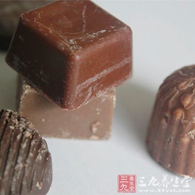 尤其是黑巧克力中天然抗氧化剂多酚的含量较高 尤其是黑巧克力中天然抗氧化剂多酚的含量较高