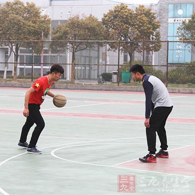 篮球防守 打篮球时应该保持攻守平衡(2)
