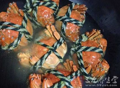螃蟹属凉性食物，具有清热凉血的作用
