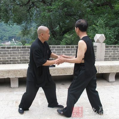 在太极推手中,“知己知彼”是取胜的关键所在 在太极推手中,“知己知彼”是取胜的关键所在