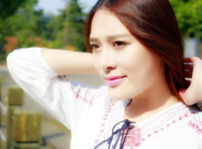 毛孔是指皮肤表面的细微毛囊