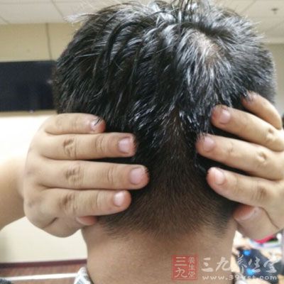 坐定，搓掌心50次，趁掌心热时紧按双侧耳门