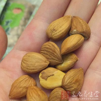 另外坚果内含有很多脂肪，多吃人体会储存高热量发胖