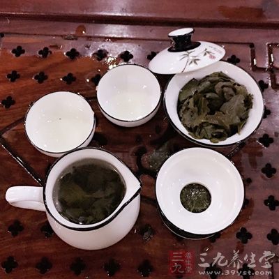 選用新鮮綠茶，將茶葉曬干，碾碎成粉末狀