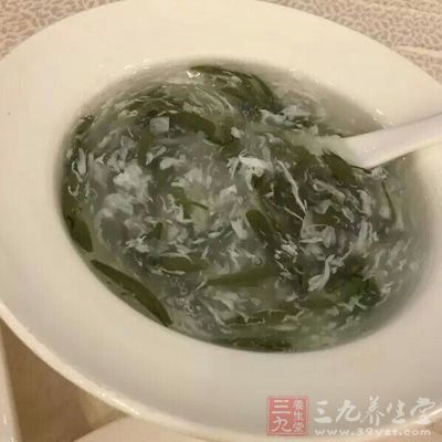 紫菜内含有大量的碘，而碘是解决水肿的元素