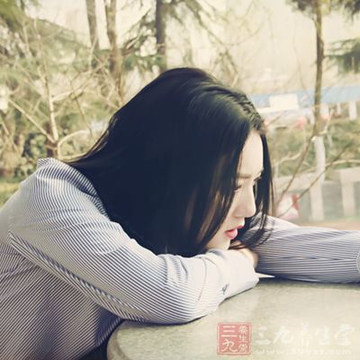 睡眠時(shí)間不足會(huì)形成睡眠障礙，這種障礙會(huì)導(dǎo)致抑郁的發(fā)生