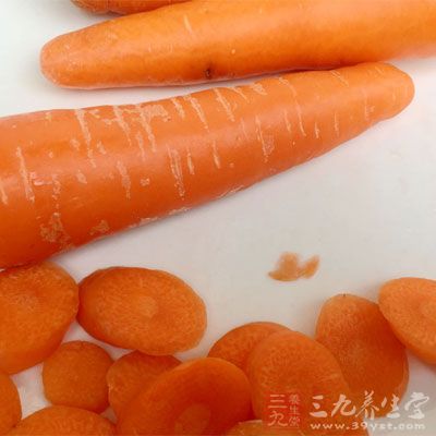 应多食富含β-胡萝卜素的橙黄色蔬果，例如胡萝卜、南瓜