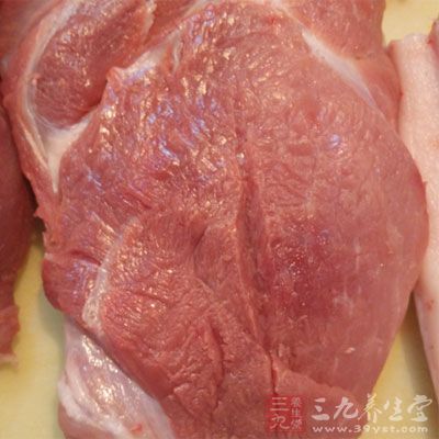 动物性食物，例如动物肝脏、动物血、瘦肉、禽类，所含的铁为血红素铁