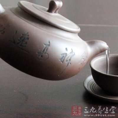 紫砂壶首先是是实用的茶器，是陶瓷工艺品