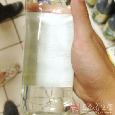 除了要注意这点之外，大家还可以用白醋去除