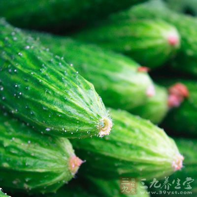 许多女性都知道吃黄瓜有助于美容 许多女性都知道吃黄瓜有助于美容