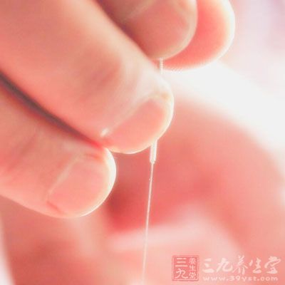 取大椎、曲池、合谷、足三里，對(duì)高熱患兒用強(qiáng)刺激瀉法