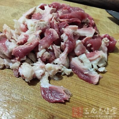 老的母猪肋骨隆起显著,正常猪的肋骨呈青红色 老的母猪肋骨隆起显著,正常猪的肋骨呈青红色