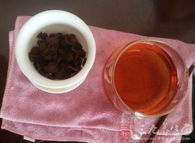 第1次泡后,深棕色,口感较浓厚,甜略带一点中药味 第1次泡后,深棕色,口感较浓厚,甜略带一点中药味