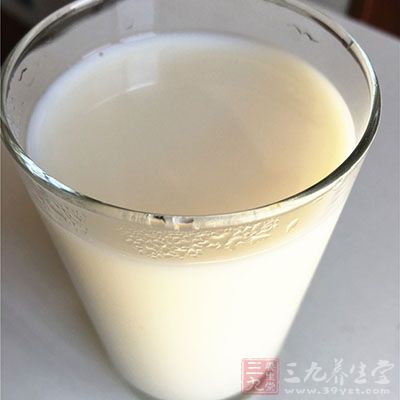 每天喝豆?jié){300-500毫升即可起到調(diào)整內(nèi)分泌的作用