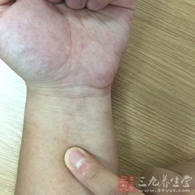 左右手交替用大拇指点按内关穴各50次