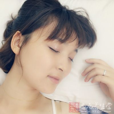 夏季燥热，睡眠质量差，很多人索性就晚睡