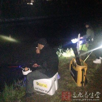 夜钓既能锻炼钓友的勇敢和胆识