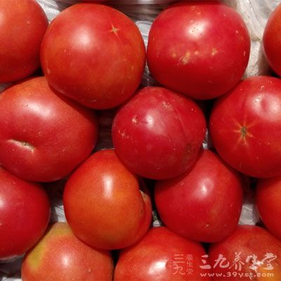 黃瓜、西紅柿和粗纖維的蔬菜要多多食用，這樣既可以補充身體必須的水分