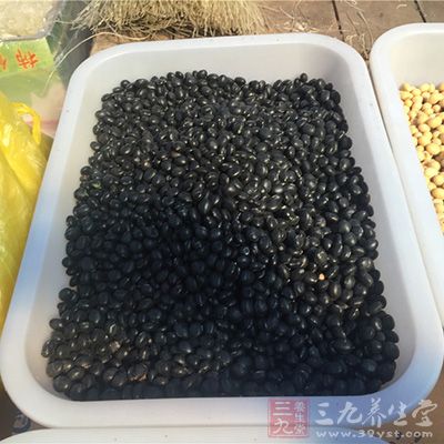 将黑豆、益智仁、桑螵蛸和金樱子用干净纱布包裹好 将黑豆、益智仁、桑螵蛸和金樱子用干净纱布包裹好