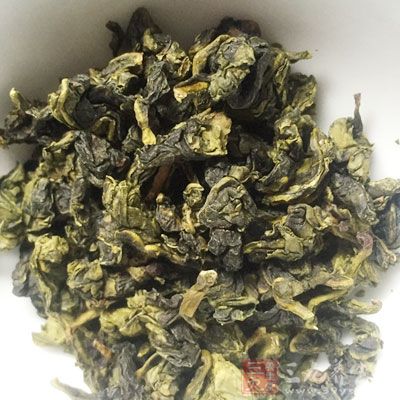 茶中的氟可以和牙齿中特有的磷灰石结合，具有抗酸防蛀牙的效果