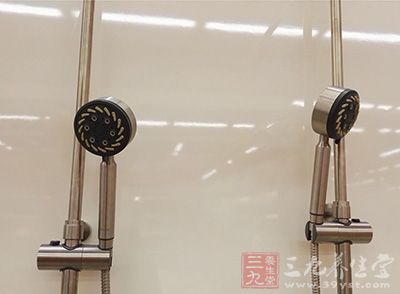 21岁女孩天天洗澡,四肢竟长出这东西 21岁女孩天天洗澡,四肢竟长出这东西