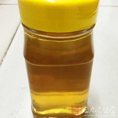 绿茶包1个(或散装绿茶5克)，绿豆50克，牛奶100ml，蜂蜜适量