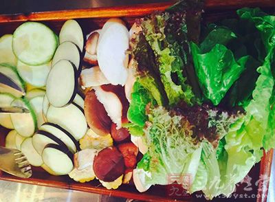 榆林取缔学校周边无证摊点 过期食品收缴