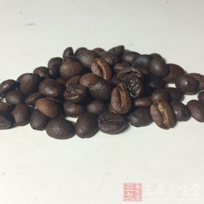 咖啡粉能促进肌肤血液循环，避免蜂窝组织产生