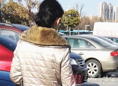 产妇在产后出现关节疼痛或全身酸痛，但疼痛部位的皮肤表面无红肿现象