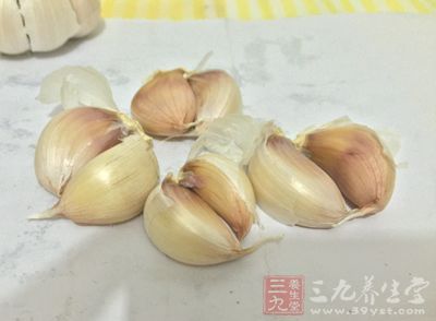 大蒜既可调味，又能防病健身，是一种“天然抗生素”
